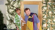 Benno (Willi Thomczyk, r.) und Lothar (Rene Heinersdorff) wollen ihre gefälschten Duschmarken ausprobieren. Noch ein schneller Blick, ob sie unbeachtet sind und dann rein ins "Badeparadies"!