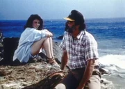 Mark (Victor French, r.) registriert, dass Heather (Leslie Bega, l.) die Nachricht von ihrer Adoption gefasst aufnimmt.