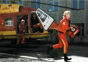 Auf einem alten Fabrikgelände ist eine Bombe explodiert, zehn Menschen unter den Trümmern begraben. Für das Team des Medicopter 117 (v.li.: Serge Falck, Manfred Stücklschwaiger, Anja Freese) zählt jede Minute...