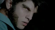 Scott (Tyler Posey) verwandelt sich vor den Augen seiner Mutter in einen Werwolf...