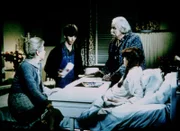 Zur Freude von Sam (Will Geer, r.) und Olivia (Michael Learned, l.) hat sich Jim Bob (David W. Harper, 2.v.l.) endlich dazu durchgerungen, seine Schwester Elizabeth (Kami Cotler) im Krankenhaus zu besuchen.