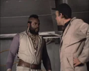 Bosco, B.A. Baracus (Laurence Tureaud) und Murdock (Dwight Schultz) verstecken sich im Frachtraum der Maschine.