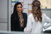 Dr. Helen Sharpe (Freema Agyeman, l.)