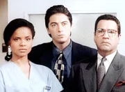 Amanda (Victoria Rowell, l.), Jack (Scott Baio, M.) und Briggs (Michael Tucci, r.) stehen dem Mörder gegenüber.