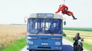Der Sanitäter Staller (Stuntman) hat sich vom Medicopter zu dem fahrenden Bus abgeseilt, der Motorradfahrer Jeff (Fritz Karl, re.) gibt dem kleinen Alexander durch das Fenster Kommandos. Werden sie den Bus stoppen können?