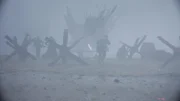 Explosionen und Chaos umgeben die Soldaten am Omaha Beach in einer Szene einer historischen Nachstellung des Zweiten Weltkriegs für "Erased: WW2's Heroes of Color". (National Geographic)