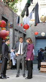 Der Ermittler Eric Anderson (Mark Famiglietti, l.) stellt fest, dass Booth (David Boreanaz) und Brennan (Emily Deschanel) an dem gleichen Fall arbeiten wie er.