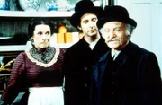 Isaac (John Bleifer, r.) und Aaron (Alvin Kupperman, M.) werden von einem fremden angesprochen, was Mrs. Oleson (Katherine McGregor, l.) sichtlich unangenehm ist.