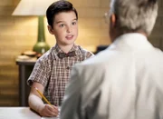 "Young Sheldon", "Eine Studie, ein Gürtel und Affen zum Tee." Die Coopers erfahren von Dr. Sturgis, dass Kinder für eine Forschungsstudie über Unterschiede bei Zwillingen gesucht werden. Zunächst sind die Coopers nicht sehr erfreut von dem Vorschlag. Als Dr. Sturgis aber betont, wieviel die Universtität bereit ist, für die Teilnahme zu bezahlen, ist George begeistert. Nur Mary ist noch skeptisch. Im Bild (v.li.): Iain Armitage (Sheldon Cooper), Wallace Langham (Dr. Edward Pilson).