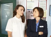 Gill Murray (Amelia Bullmore, r.) erfährt von Rachel Baileys (Suranne Jones, l.) Affäre mit Will Pemberton - und ist davon weniger begeistert.