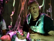 O´Neill (Richard Dean Anderson, Bild) erwacht aus seinem Schlaf. Überrascht merkt er, dass er sich nicht in seinem Bett befindet.