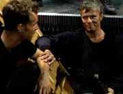 O'Neill (Richard Dean Anderson, r.) und Martouf (J.R. Bourne) gelingt es, dem Höllenwärter, der sie gefangen hielt, zu entkommen.