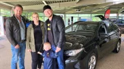Dank Det (li.) kann Dennis und seine kleine Familie wieder positiv in die Zukunft schauen.