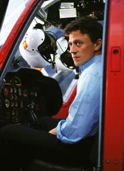Die Gangster zwingen Stützpunktleiter Ebelsieder (Axel Pape), den Helicopter zu fliegen.