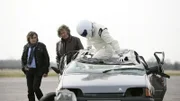Stig klettert aus dem kaputten Citroen AX GT nach misslungener Sicherheits-Challenge auf dem Prodrive Test Track. Hinten: Richard Hammond (l.), James May.