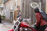 Armand Gamache (Alfred Molina, l.); Bea Mayer (Tantoo Cardinal, r.).