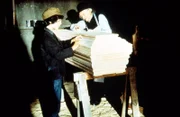 Albert Ingalls (Matthew Laborteaux, l.) macht eine Lehre bei Tischlermeister Isaac Singerman (John Bleifer, r.)._Titel: Unsere kleine Farm