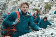 Ron (Merlin Rose) ist der geborene Anführer und übernimmt sogleich das Kommando. Er leitet die Gruppe weiter in die Wildnis, wo sie niemand finden kann.