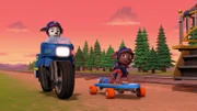 Die Paw Patrol retten den Lockführer aus dem außer Kontrolle geratenen Zugabteil, das geradewegs auf eine gefährliche Klippe zufährt. Dafür sind Marshall (l.) und Zuma mit dem Mottorad und einem coolen Skateboard unterwegs.  +++