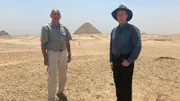 300 Jahre lang bestatten die Alten Ägypter ihre Pharaonen in der Totenstadt Sakkara. Ein heiliger Ort - doch wurde hier auch der Leichnam von Alexander dem Großen begraben? Im Bild: Prof. Tarek Sayed Twafik und Andrew Chugg.