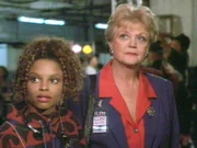 Jessica (Angela Lansbury, r.) bekommt durch Holly (Alexia Robinson) die Möglichkeit, ihr Buch im Tonstudio aufzunehmen.