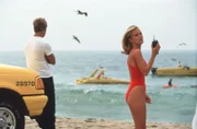 Cody (David Chokachi) und Lani (Carmen Elektra) gehören zum Bergungsteam, da nach dem ertrunkenen Mädchen sucht.