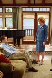 Während Alan (Jon Cryer, l.) mit seiner Frau ausgeht, um seine Ehe zu retten, verbringen Charlie und der kleine Jake eine Pokerrunde mit Freunden. Daraufhin ist Alan total entsetzt und zieht mit Jake zu Evelyn (Holland Taylor, r.), seiner Mutter ...