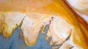 Luftnahme einer nebligen Landschaft in der Nähe eines romänischen Dorfes