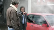 Jeremy Clarkson (l.) und Richard Hammond beobachten, wie Stig aus dem Autowaschanlagentest kommt.