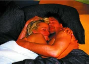 Rita (Gaby Köster) und Horst (Frank Vockroth) feiern Ritas Beförderung zur stellvertretenden Filialleiterin.