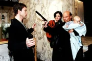 Kommissar Brandtner (Gedeon Burkhard, l.) und sein Team haben zwar endlich das Entführer-Pärchen aufgespürt, doch Paul (Alexander Radszun, 2.v.r.) und Claudia Prantz (Frederike Haas, 2.v.l.) haben das Baby (r.) fest im Griff ...