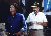 Jonathan (Michael Landon, l.) teilt seinem Freund Mark (Victor French, r.) mit, dass er einen Fehler gemacht hat und ihn deswegen verlassen muss.