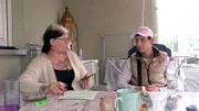 Beate muss Pascal notgedrungen aus der Bedarfsgemeinschaft abmelden, da er weder Miete noch Kostgeld zahlt.; Beate muss Pascal notgedrungen aus der Bedarfsgemeinschaft abmelden, da er weder Miete noch Kostgeld zahlt.
