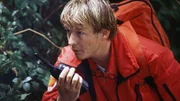 Sanitäter Berger (Serge Falck) steht in Funkverbindung mit dem Medicopter. Er und Dr. Lüdwitz sind aufgebrochen, um den Verletzten zu bergen.