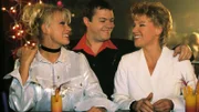 Elke (Jenny Elvers, li.) und Tim (Oliver Reinhard) haben Nikola (Mariele Millowitsch) überredet, endlich mal wieder auszugehen.