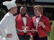 Murdock (Dwight Schultz, li.), B.A. (Mr. T, mi.) und Face (Dirk Benedict, re.) sehen sich auf dem Grundstück um. Alles ist gut bewacht. Können sie die Braut noch rechtzeitig retten?