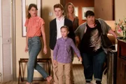 Nachdem ihnen der Geldhahn abgedreht wurde, müssen (v.l.n.r.) Sabrina (Sofia Black-D'Elia), Chip (Thomas Barbusca), Ben (Jack Stanton), Mickey (Kaitlin Olson) und Alba (Carla Jimenez) das Luxushotel verlassen ...