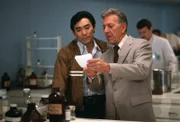 Quincy (Jack Klugman, r.) und Sam (Robert Ito, l.) stehen vor einem Rätsel. Sie haben zwei Blutproben vorliegen - angeblich von derselben Leiche - aber: in der einen Probe ist Kokain enthalten, in der anderen nicht.