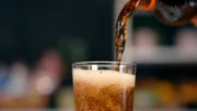 Ein Glas Coca Cola.