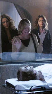 Aiden (Vanessa Ferlito, l.) und Stella (Melina Kanakaredes, r.) bitten Mrs. Recchi (Rosalee Mayeux), ihre tote Tochter (Sarah Amstutz) zu identifizieren.