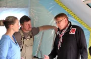 Eva Brenner im Gespräch mit Bauleiter Wolfgang (re.) und Schreiner Otto (Mitte)