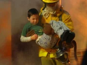 In letzter Sekunde wird der kleine Sam (Max Jansen Weinstein) vor den Flammen gerettet. Doch für seine Schwester kommt jede Hilfe zu spät...