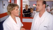 Tim (Oliver Reinhard, hi.li.) und Dr. Borstel (Kerstin Thielemann, hi.re.) versuchen zu belauschen, ob sich Nikola (Mariele Millowitsch) tatsächlich mit Dr. Holtz (Ulrich Gebauer) verabredet...
