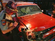 Verkehrsunfall oder Mord? Autobahnpolizist Schneider recherchiert auf eigene Faust und kommt durch einen anonymen Anruf schließlich der Wahrheit auf die Spur. Verkehrsunfall oder Mord? Autobahnpolizist Schneider recherchiert auf eigene Faust und kommt durch einen anonymen Anruf schließlich der Wahrheit auf die Spur.