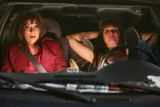 Frankie (Patricia Heaton, l.) lässt sich von der schlampigen Nachbarin Rita (Brooke Shields, r.) zu einem Roadtrip mit unbestimmten Ziel überreden ...