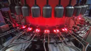 Hausbau, Fototechnik oder Handydisplay: Glas ist ein Alleskönner mit langer Tradition.; Industrielle Massenproduktion  - hier läuft alles vollautomatisch ab.