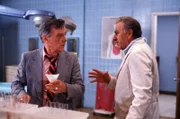 Quincy (Jack Klugman, r.) erkennt schnell, dass der Pathologe Dr. Gilbert Moore (Harry Townes, l.) einen Mord vertuschen wollte ...