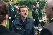 Nach der Beerdigung der Tochter der Eheleute Prantl (Susanne Kubelka, li., und Fritz Egger, re.), muss Polizeidienstleiter Hannes Muck (Gerhard Liebmann, Mi.) die Obduktion des Mädchens veranlassen.