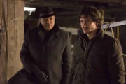 Die neuen Spuren entlasten Will (Hugh Dancy, r.), aber eindeutige Hinweise auf Hannibals Schuld findet Jack (Laurence Fishburne, l.) immer noch nicht ...