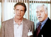 Steve (Barry Van Dyke, l.) und Mark Sloan (Dick Van Dyke) untersuchen eine Serie von beunruhigenden Vorfällen im Krankenhaus.